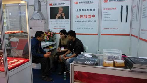 在KHC鎢鋼銑刀展會上與客戶愉快洽淡